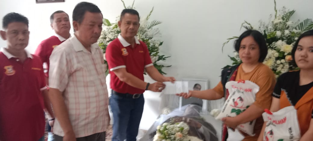 Wartawan Surat Kabar Aktual Berpulang, Ketua Pewarta Melayat ke Rumah Duka dan Kasih Santunan Duka