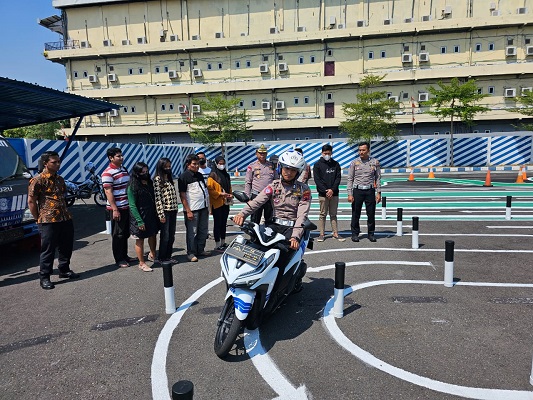 Uji Praktik SIM C Baru, Kasatlantas Polresta Pati Memberikan Sosialisasi ke Para Pemohon