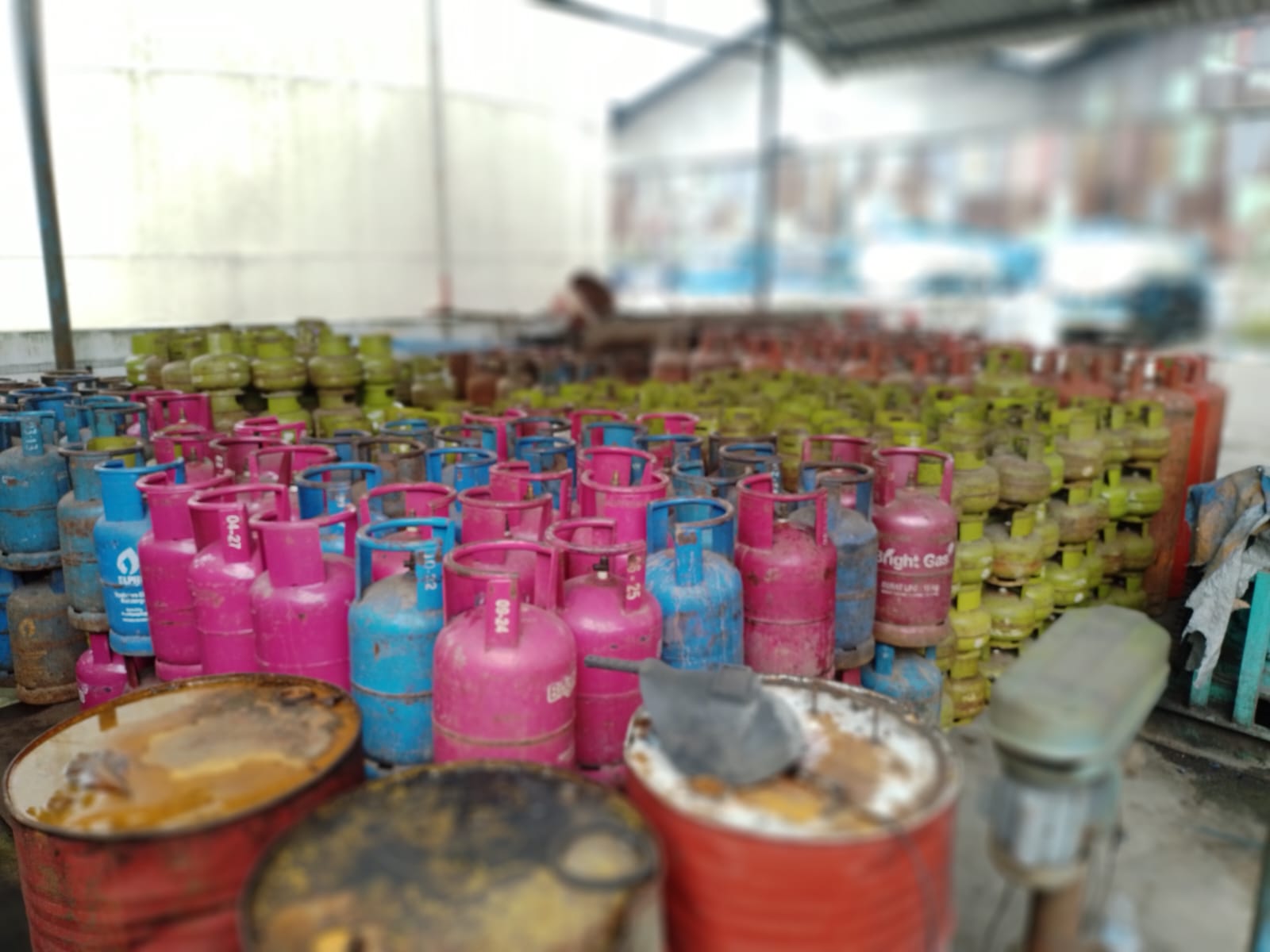 Tim Bareskrim Polri dan Polda Sumut Ungkap Praktek Pengoplosan Gas LPG Subsidi di KIM II