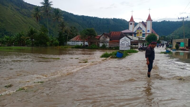 Sungai Aek Silang Desa Marbun Tonga Marbun Dolok, Kecamatan Baktiraja Humbahas Meluap