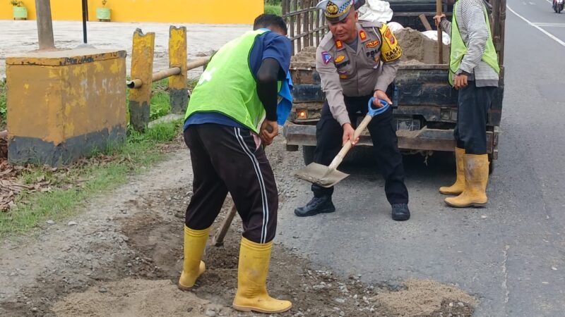 Satuan Lalulintas Polres Sergai Melakukan Penimbunan Jalan Berlubang