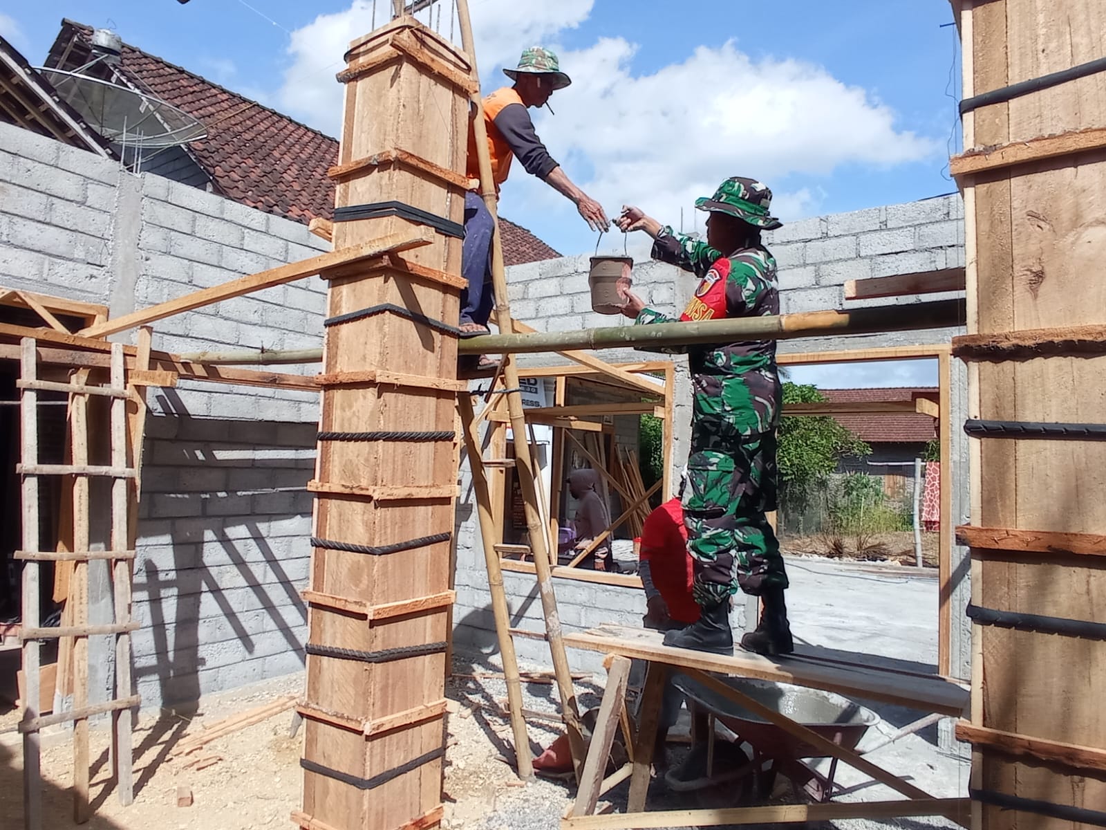 Wujudkan Rumah Layak Huni, Sertu Sudarto Bantu Warga untuk Renovasi Rumah 