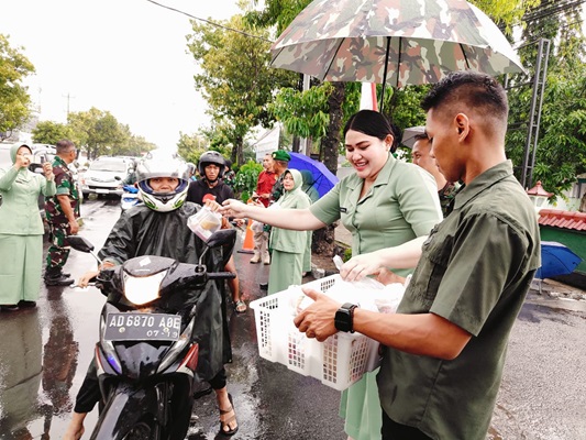 Berbagi di Bulan Suci, Kodim Sragen Berbagi Ratusan Takjil